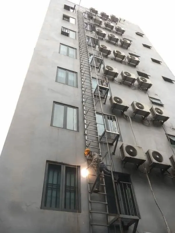 cau thang thoat hiem